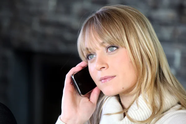 Mujer rubia haciendo llamadas telefónicas desde casa —  Fotos de Stock