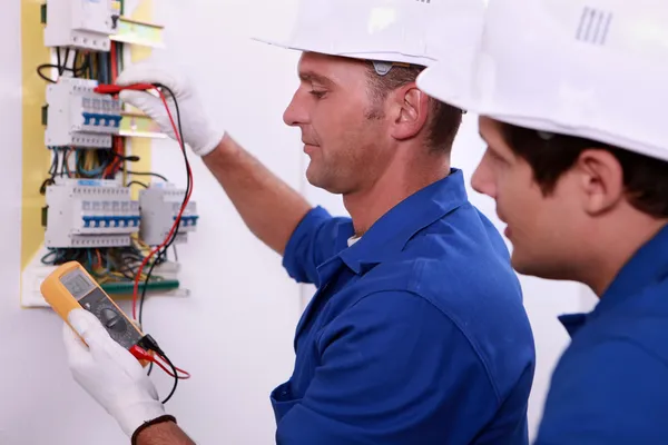 Elektriska inspektörer på jobbet — Stockfoto