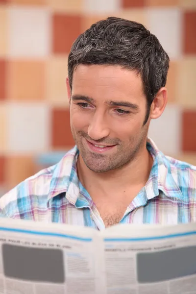 35-летний мужчина читает газету — стоковое фото