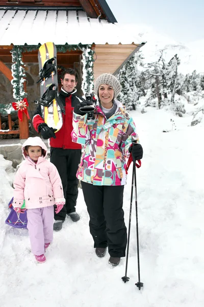 スキー休暇を楽しんでいる家族 — ストック写真