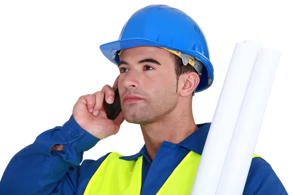 Handwerker spricht mit seinem Handy — Stockfoto