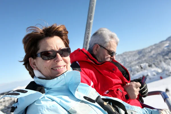 夫妇在滑雪缆车 — 图库照片