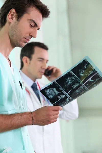 Médicos mirando un escáner —  Fotos de Stock