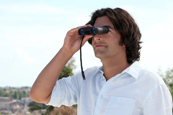 Hombre mirando a través de binoculares —  Fotos de Stock