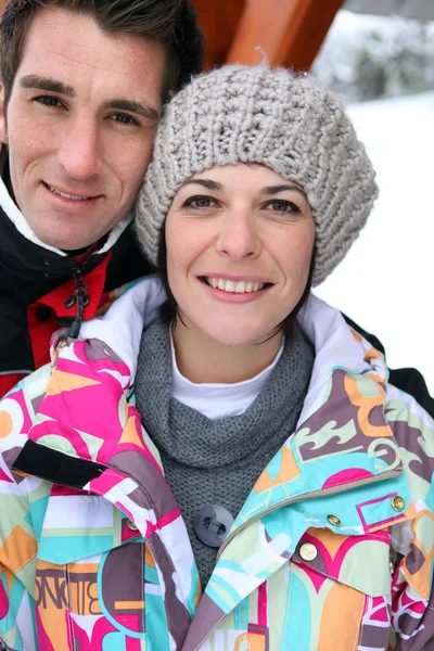 Op een skivakantie samen (echt) paar — Stockfoto