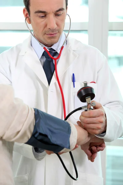 Arzt nimmt Blutdruck — Stockfoto