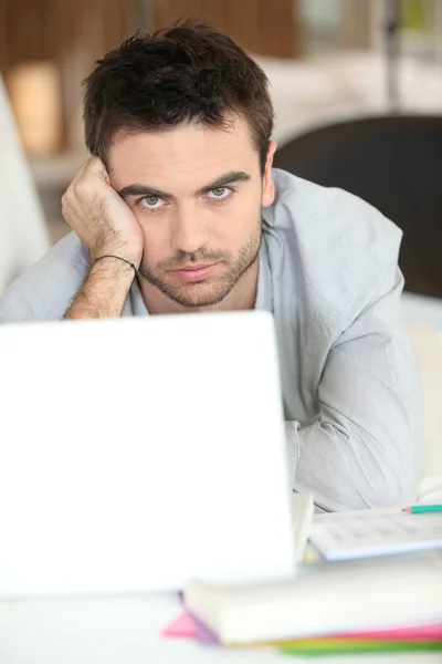 Ragazzo dall'aspetto serio con computer portatile — Foto Stock