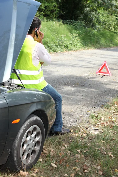 Seděl muž auto přistaví silniční asistence — Stock fotografie