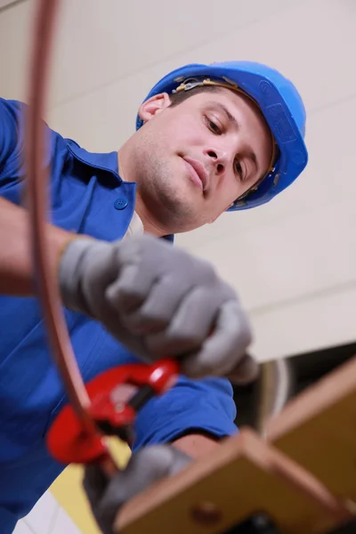 Encanador masculino usando braçadeira — Fotografia de Stock