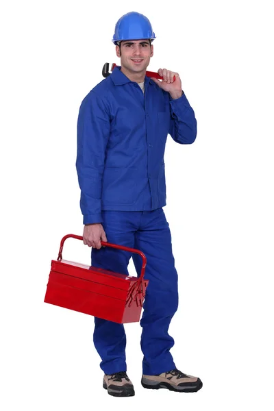 Man dragen moersleutel en gereedschapskist — Stockfoto