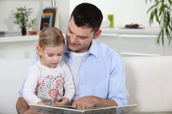 Livre de lecture père et fille — Photo