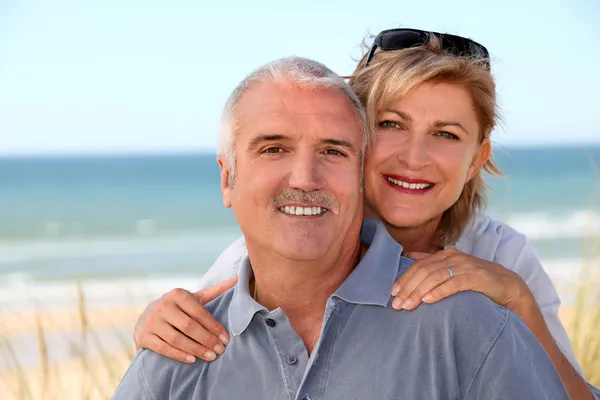 在海滩上的一对夫妇的肖像 — 图库照片