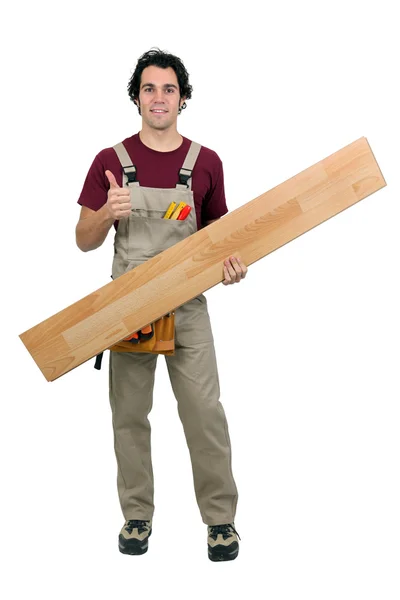 Handwerker mit Planke auf weißem Hintergrund — Stockfoto