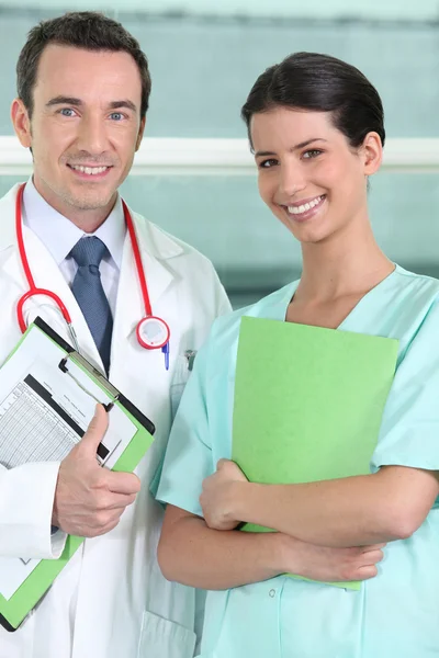 Enfermeira e médico posando — Fotografia de Stock