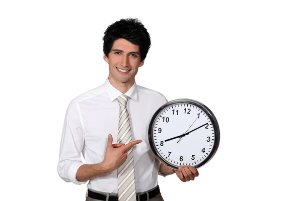 Homme d'affaires heureux montrant une horloge — Photo