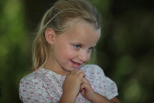 Застенчивая маленькая девочка — стоковое фото