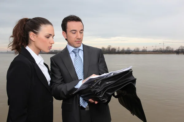 Businesswoman and businessman meeting outdoors — Stock Photo, Image