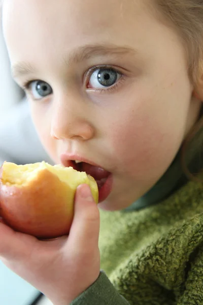 Little girl eating apple — Stock Photo, Image