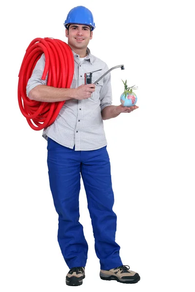 Rörmokare bära slang som håller kranen och globe — Stockfoto
