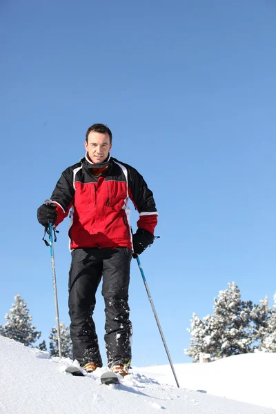 Przystojny mężczyzna na nartach w słoneczny dzień — Zdjęcie stockowe