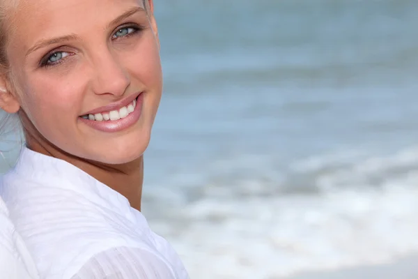 Привлекательная блондинка стояла на пляже — стоковое фото