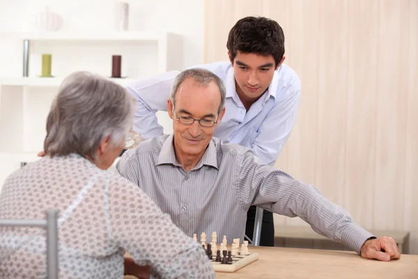 Anziani coppia giocare a scacchi — Foto Stock