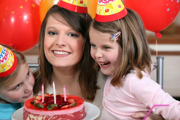 Маленькая девочка празднует свой день рождения — стоковое фото