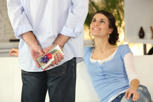 Muž dává jeho přítelkyni dárek — Stock fotografie