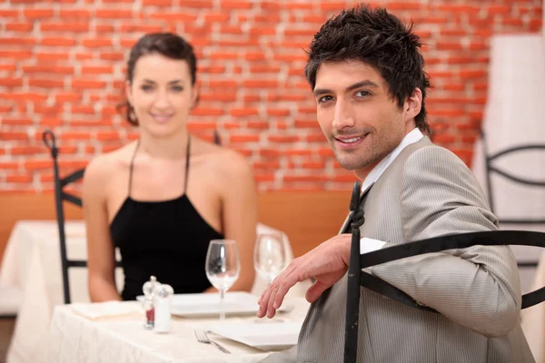Para razem dzielenie na romantyczną kolację — Zdjęcie stockowe