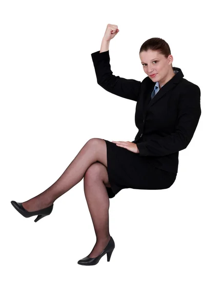 Geschäftsfrau hebt Arm, um Stärke zu zeigen — Stockfoto