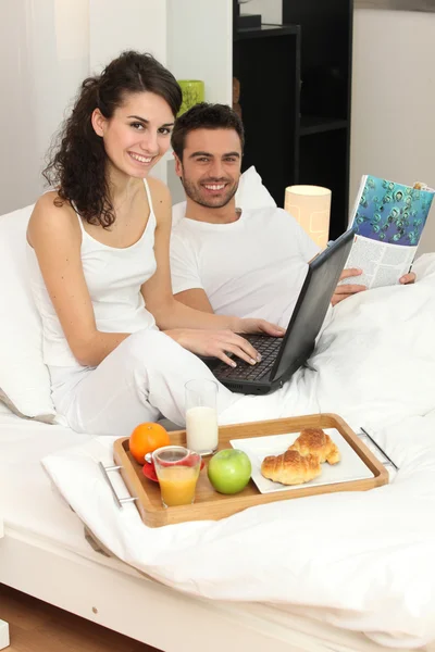 Couple profitant du petit déjeuner au lit — Photo