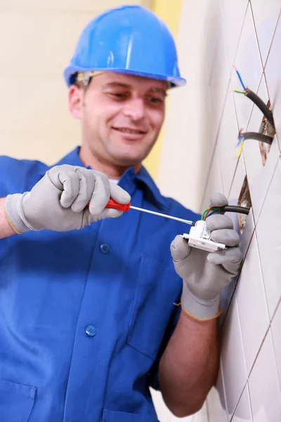 Eletricista fiação de uma tomada de parede continental — Fotografia de Stock