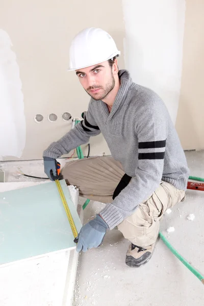Trabalhador no quarto em construção — Fotografia de Stock