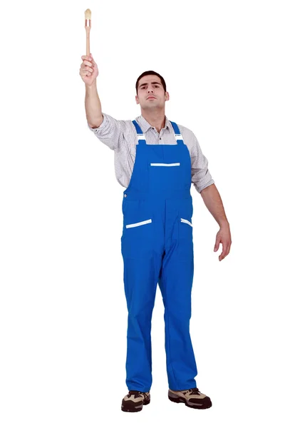 Homem com pincel levantando braço — Fotografia de Stock
