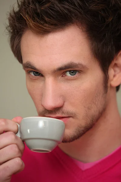 Mężczyzna pijący kawę — Zdjęcie stockowe