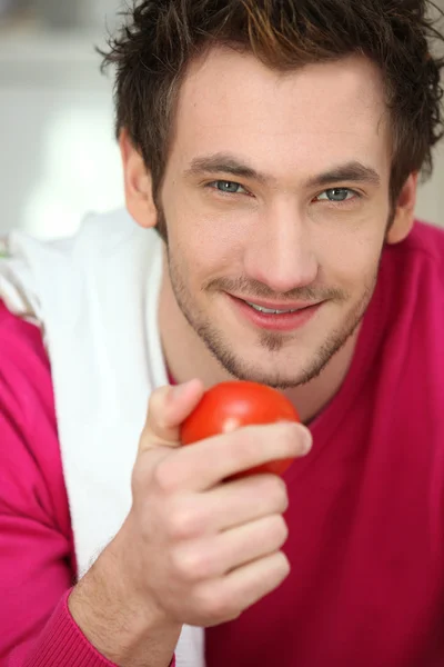 Porträt eines Mannes mit einer Tomate — Stockfoto