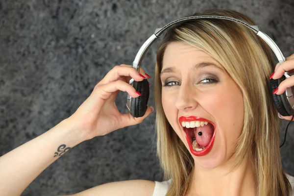 Vrouw plezier zingen luid — Stockfoto