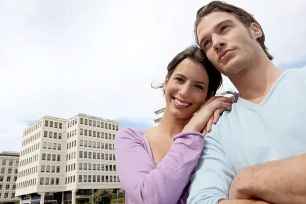 Mann und Frau vor einem Bürogebäude — Stockfoto