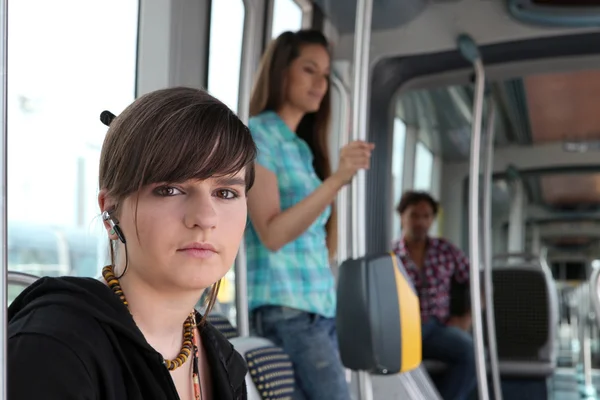 Junge Frau in einer Straßenbahn — Stockfoto