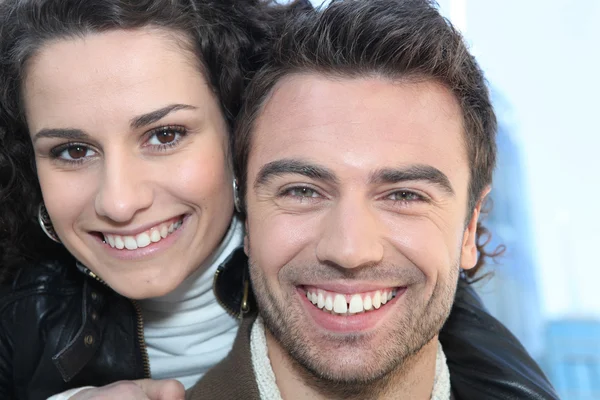 Närbild av ett leende par — Stockfoto