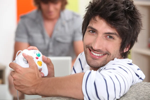 Man holding video game control pad — Stock Photo, Image