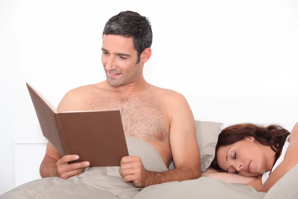 Porträt eines Paares im Bett — Stockfoto