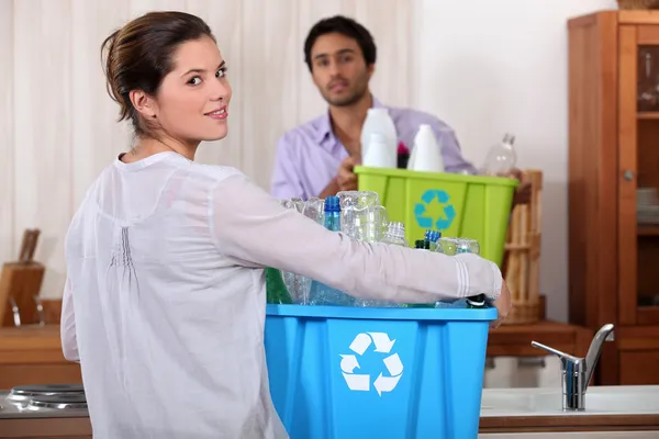 Homme et femme se préparant à recycler des bouteilles en plastique — Photo