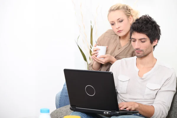 Couple on laptop — Stock Photo, Image