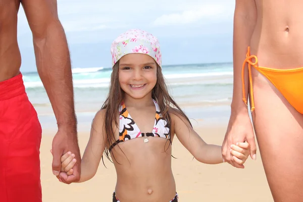 小女孩与父母一起在海 — 图库照片
