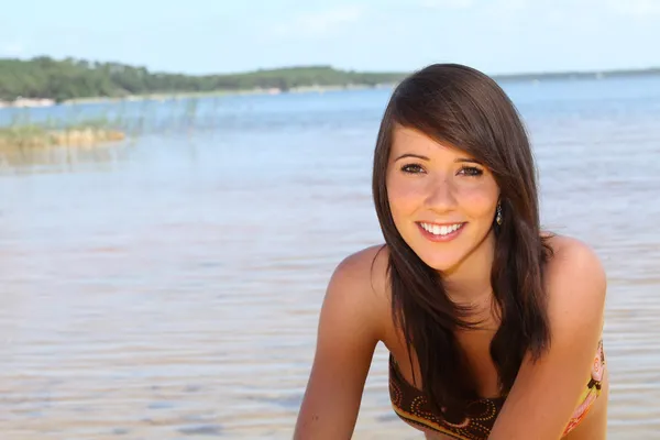 Tizenéves lány ült a strandon — Stock Fotó