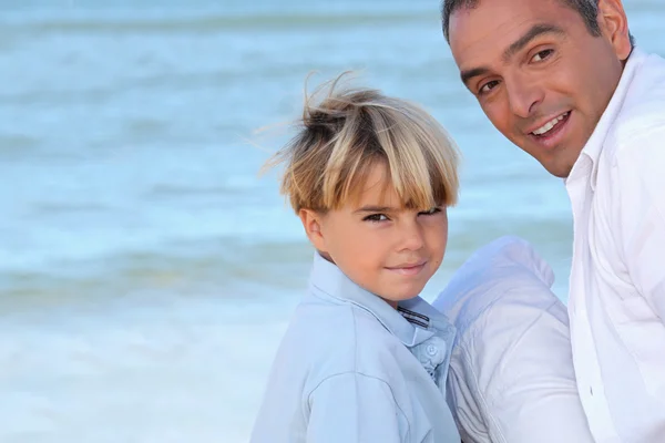 父亲和他的儿子，在海边 — 图库照片