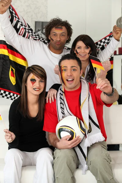 Grupa przyjaciół wspierająca niemiecką drużynę piłkarską — Zdjęcie stockowe