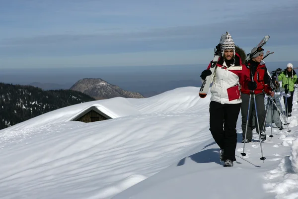 Gruppo di sciatori che camminano sulla neve — Foto Stock