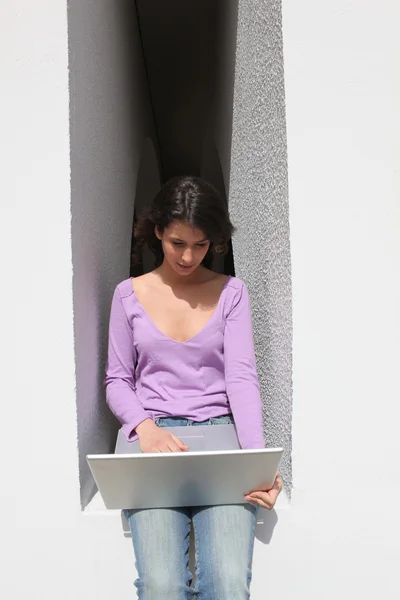 Woman in front of a laptop computer outdoors — Stock Photo, Image